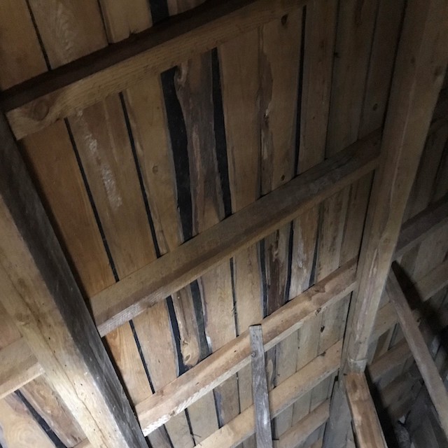 天井裏から見た雨漏りが発生しているザラ板